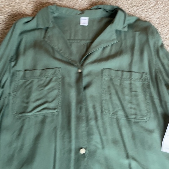 Old Navy Women’s Button Down - Picture 2 of 3